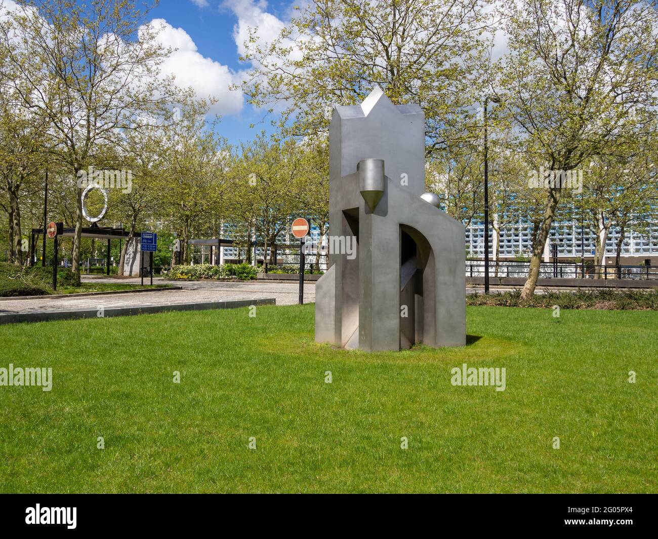 Moderne Skulptur aus Edelstahl, 12th Street District, Milton Keynes, Großbritannien Stockfoto