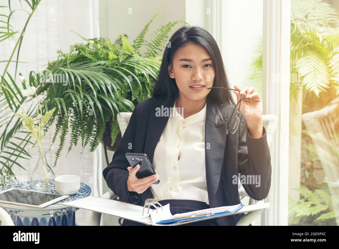 Porträt einer jungen Geschäftsführerin, die lächelt und die Kamera anschaut. Stockfoto