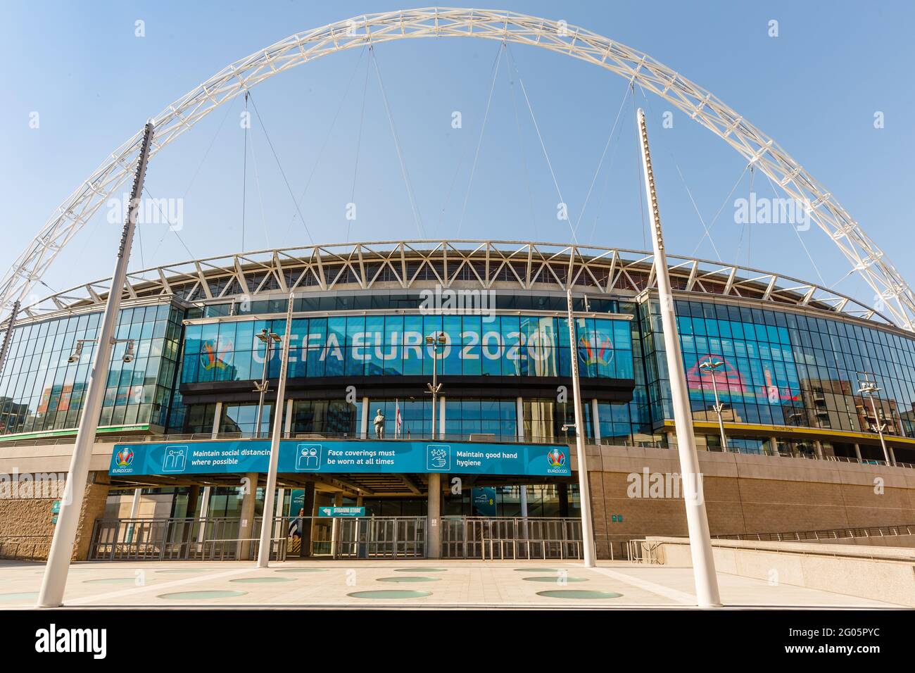 Wembley Stadium, Wembley Park, Großbritannien. Juni 2021. Durch die Coronavirus-Pandemie verschoben, nimmt Wembley endlich Gestalt an für die Euro 2020 - UEFA-Fußball-Europameisterschaft mit dem Wembley-Stadion, auf dem jetzt das Euro 2020-Logo und Grafiken zu sehen sind. Gareth Southgate wird seine 26-Mann-Mannschaft in England vor der UEFA-Deadline an diesem Abend bestätigen. Amanda Rose/Alamy Live News Stockfoto