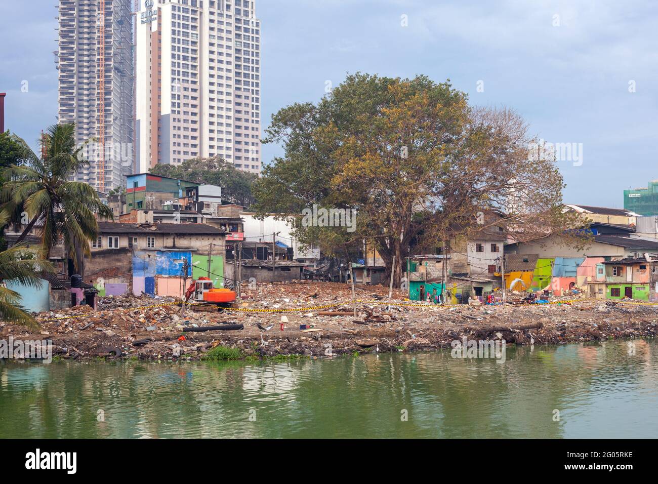 Hütten, die entlang des Flussufers zur Gentrifizierung neben dem Hilton Hotel, Colombo, Sri Lanka, abgerissen werden Stockfoto