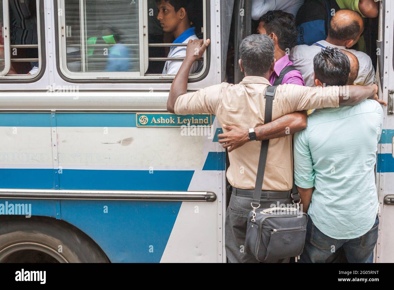 Srilankische Buspassagiere verklemmten sich in den Eingang des Eindeckerbusses, Colombo, Sri Lanka Stockfoto Srilankische Buspassagiere verklemmten sich in den Eingang des Eindeckerbusses, Colombo, Sri Lanka Stockfoto
