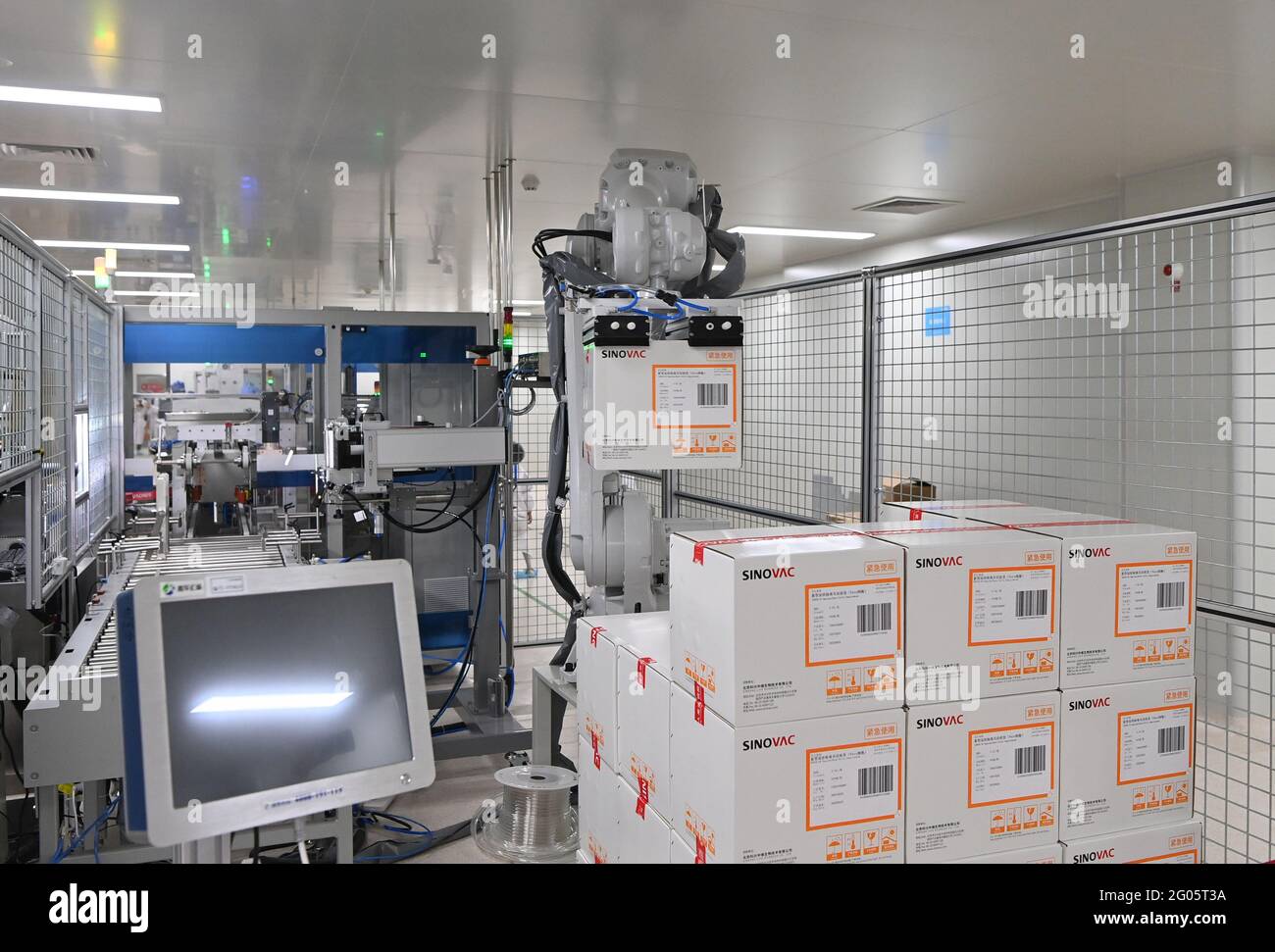 Peking, China. Juni 2021. Die Roboter-Palettierer arbeiten am 1. Juni 2021 an der COVID-19-Verpackungslinie für Impfstoffe in Peking, China.(Foto: TPG/cnsphotos) Quelle: TopPhoto/Alamy Live News Stockfoto
