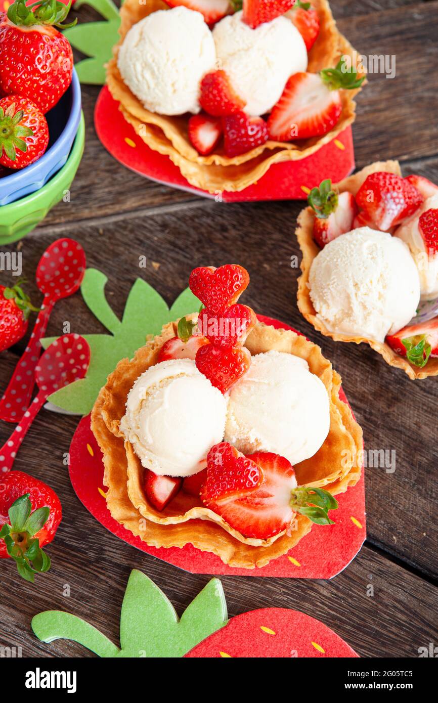Vanilleeis Mit Erdbeeren Stockfoto