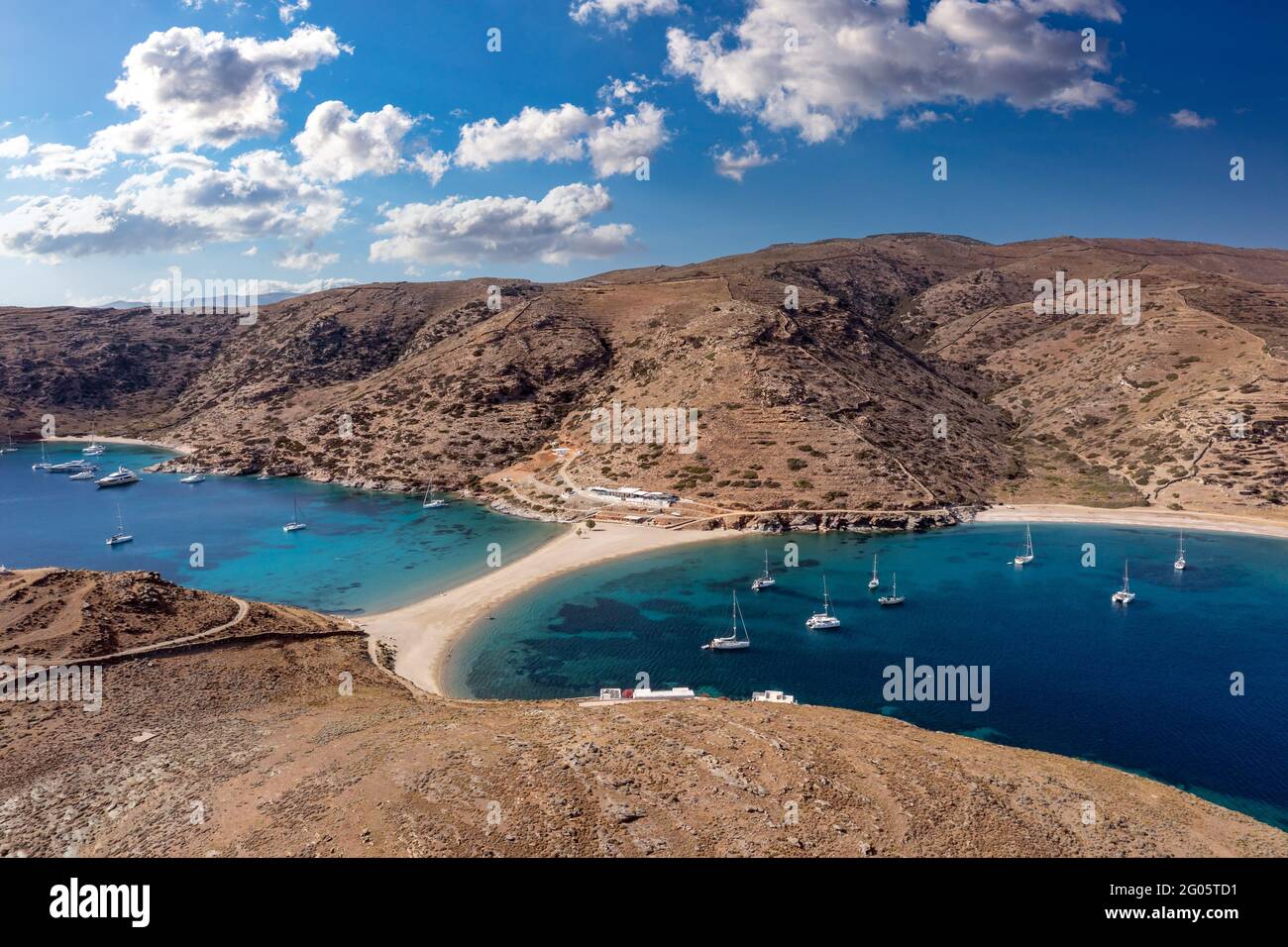 Kolona zweiseitiger Sandstrand, Luftdrohnenansicht. Griechenland, Kythnos, Kykladen. Segelboote vor Anker, ruhiges Meer, blauer Himmel Hintergrund. Sommer Stockfoto