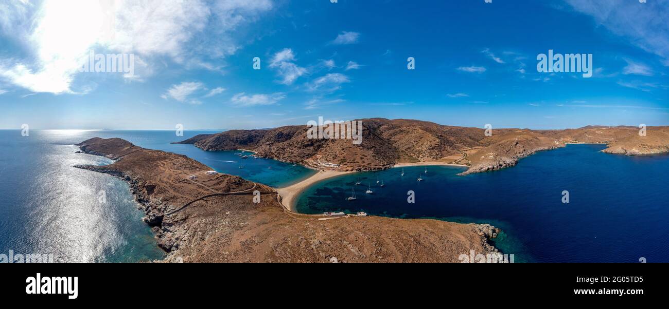 Griechenland, Kythnos, Kykladen. Kolona Fykiada doppelseitiger Sandstrand, Panorama-Drohnenblick. Ruhiges Meer, blauer Himmel im Hintergrund. Stockfoto
