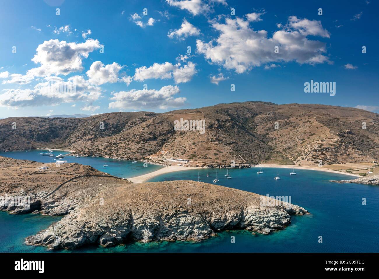 Kolona zweiseitiger Sandstrand, Luftdrohnenansicht. Griechenland, Kythnos, Kykladen. Segelboote vor Anker, ruhiges Meer, blauer Himmel Hintergrund. Sommer Stockfoto