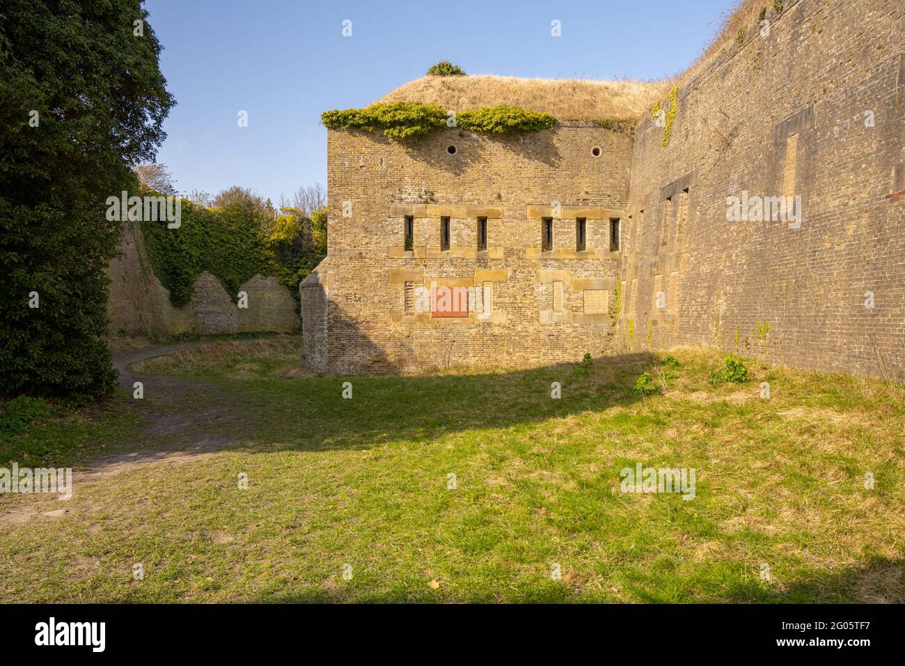 WESTERN Heights Fortress, auch bekannt als Drop Redoubt, auf den Klippen oberhalb von Dover. Ein Teil der Befestigungsanlagen, die im 18. Und 19. Jahrhundert erbaut wurden. Stockfoto