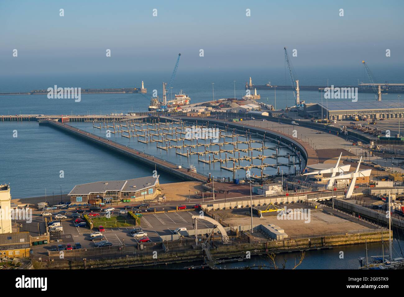 Blick von Western Heights auf den Hafen von Dover und den neuen Yachthafen mit reduziertem Verkehr während der Covid-Pandemie. Stockfoto