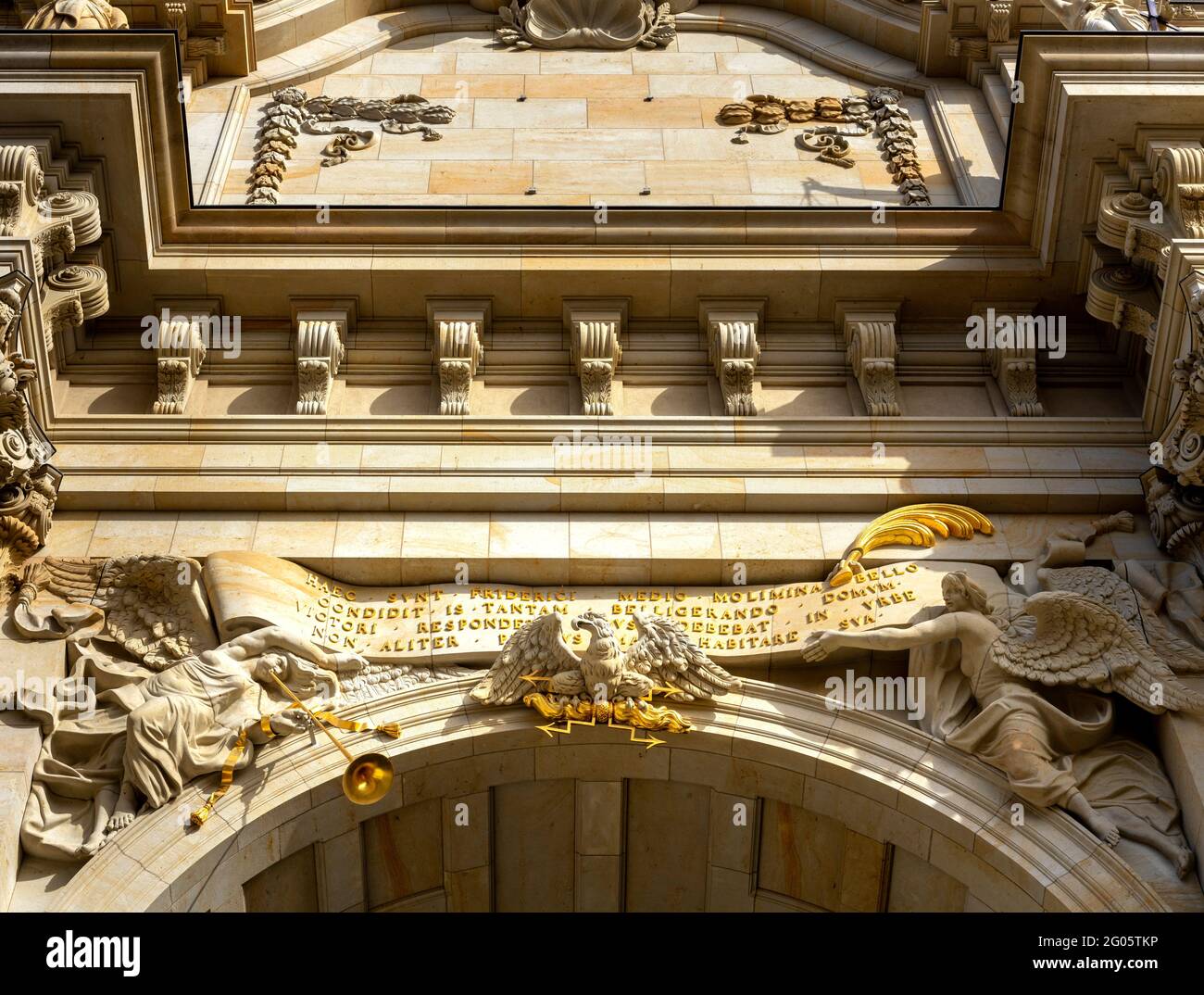 Symbole Und Figuren An Der Fassade Der Restaurierten Stadt Schloss In Berlin Stockfoto
