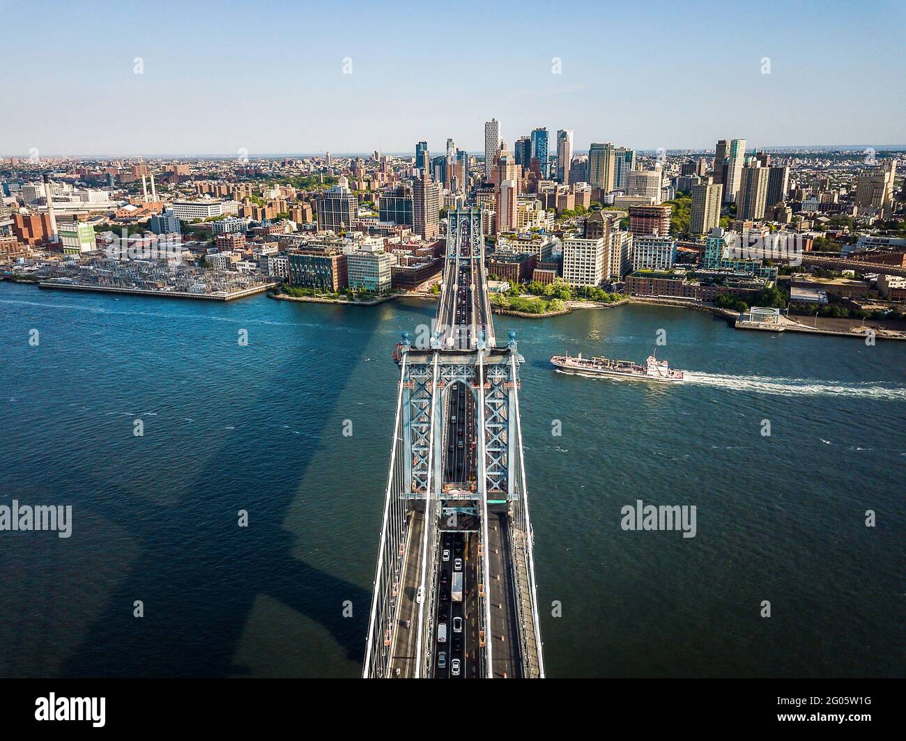 Luftaufnahme der Manhattan Bridge und der Innenstadt von Brooklyn auf einem Sonniger, heller Tag in der Innenstadt von New York Die Vereinigten Staaten Stockfoto
