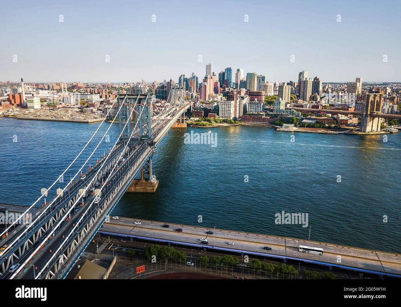 Luftaufnahme der Manhattan Bridge und der Innenstadt von Brooklyn auf einem Sonniger, heller Tag in der Innenstadt von New York Die Vereinigten Staaten Stockfoto