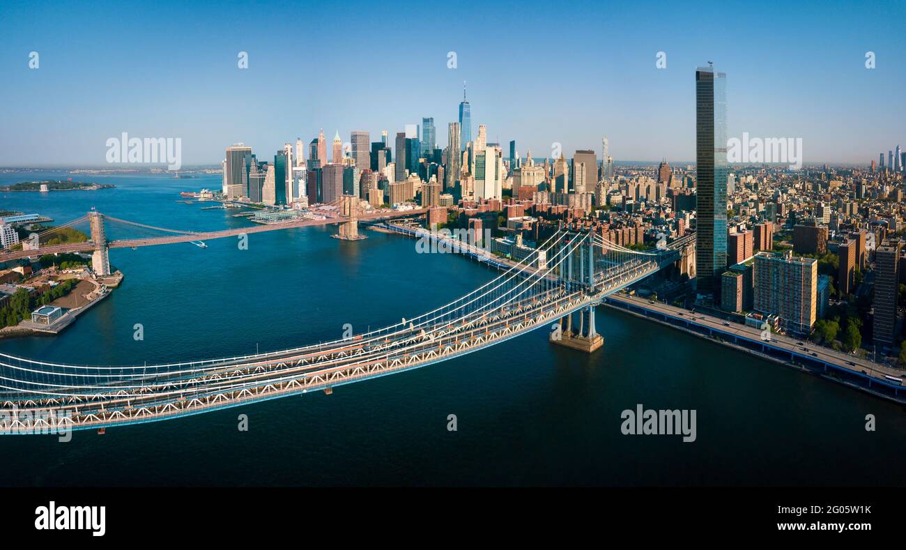 Luftpanorama der Manhattan Bridge und Brooklyn Bridge mit Der Blick auf die Innenstadt von Manhattan mit dem Welthandelszentrum In der New Yorker Stadt dow Stockfoto