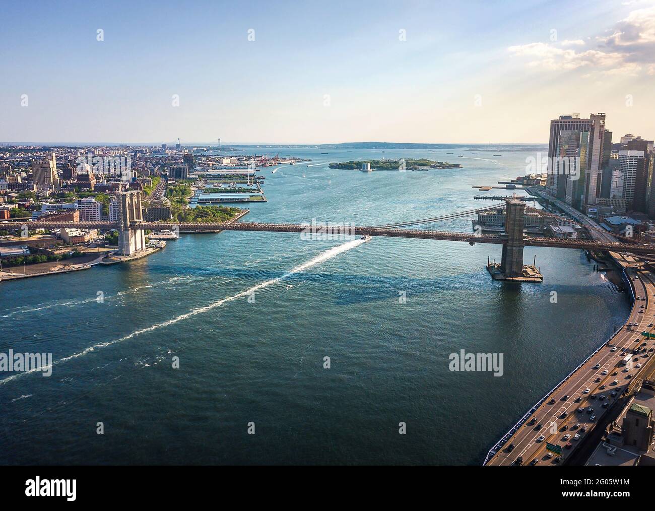 Luftaufnahme von Wolkenkratzern in Downtown Manhattan und Brooklyn Bridge auf einer Sonniger Tag in der Innenstadt von New York in den Vereinigten Staaten Staaten von Amerika Stockfoto