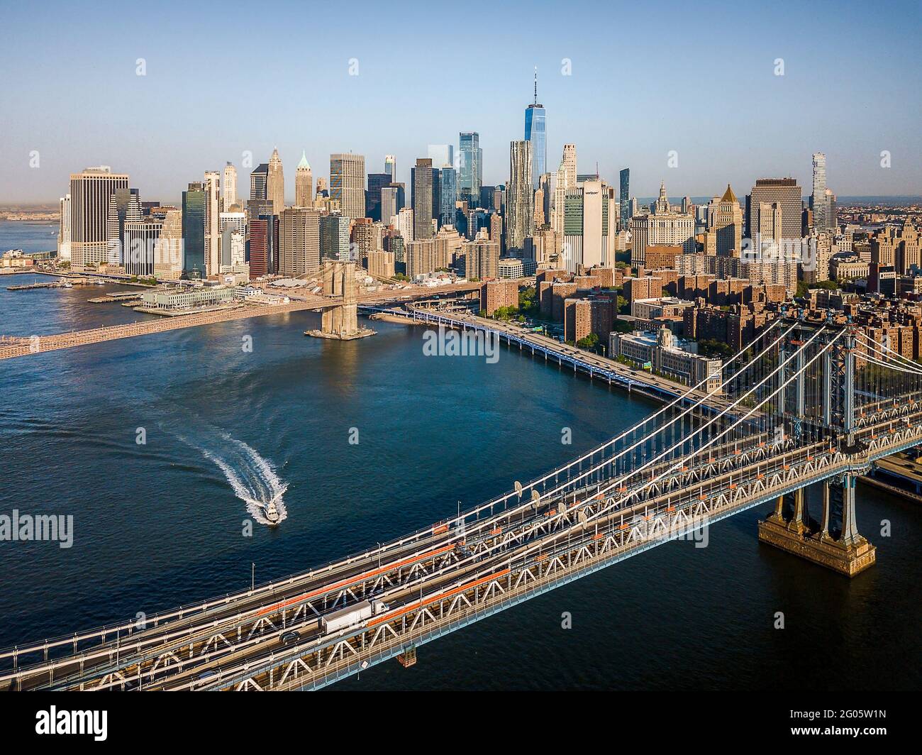 Luftaufnahme der Manhattan Bridge und Brooklyn Bridge mit der Aussicht Der Innenstadt von Manhattan mit dem Welthandelszentrum in der New York City in der Innenstadt in den USA Stockfoto