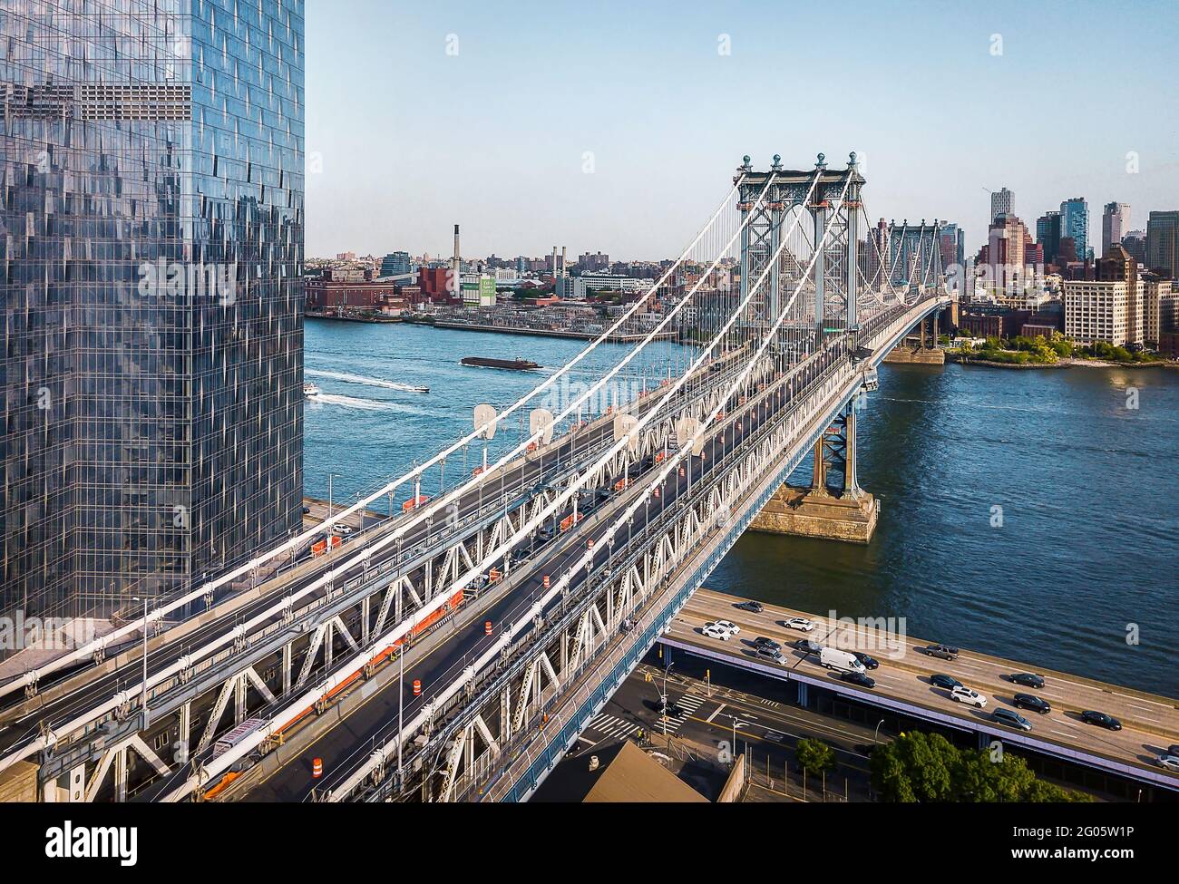 Luftaufnahme der Manhattan Bridge und der Innenstadt von Brooklyn über dem Osten Fluss an einem sonnigen, hellen Tag in New York City Downtown in den Vereinigten Staaten von Amerika Stockfoto