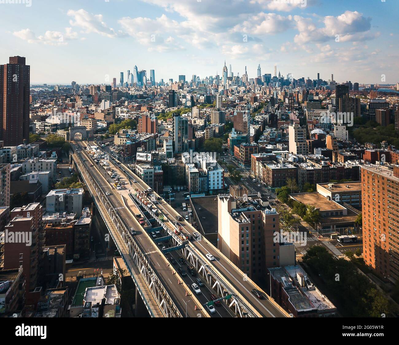 Luftaufnahme der Innenstadt von Manhattan und China Town von Manhattan Brücke an einem klaren sonnigen Tag in New York City Downtown in den Vereinigten Staaten von Amerika Stockfoto