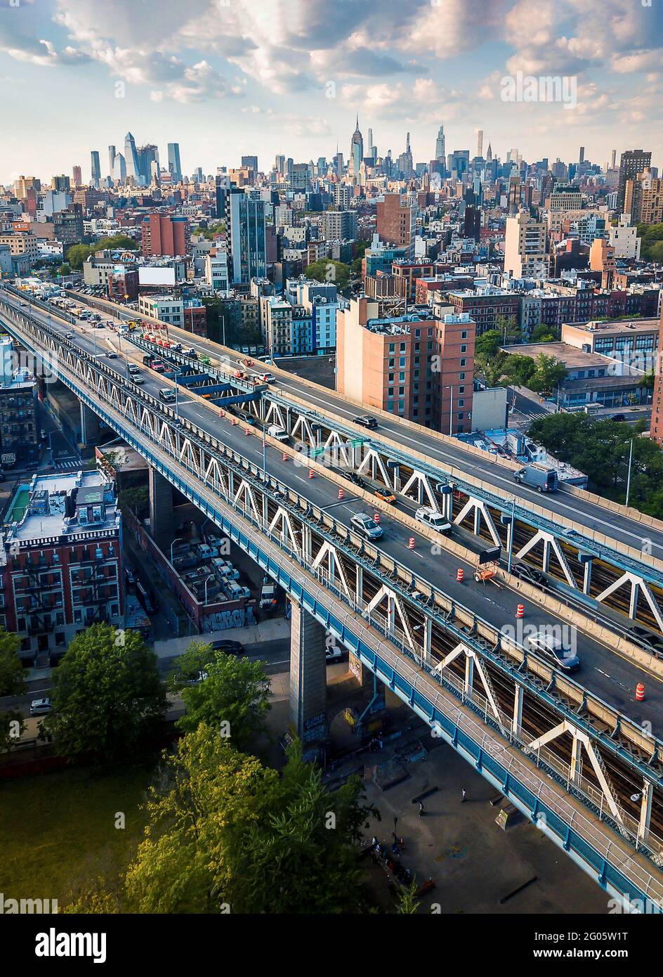 Luftaufnahme der Innenstadt von Manhattan und China Town von Manhattan Brücke an einem klaren sonnigen Tag in New York City Downtown in den Vereinigten Staaten von Amerika Stockfoto