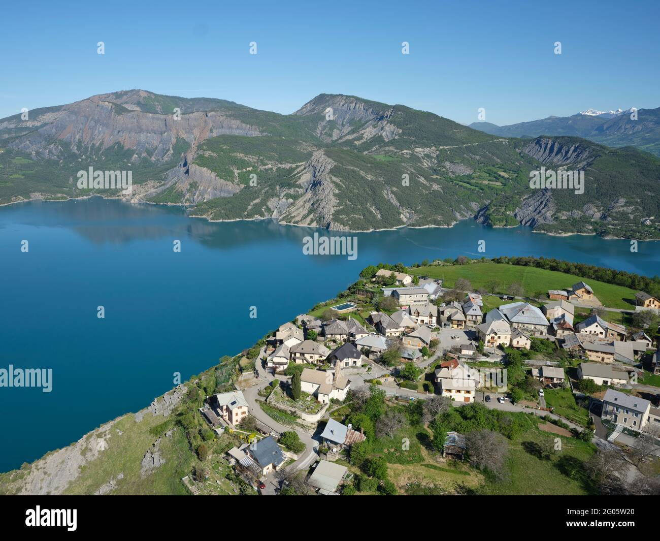 LUFTAUFNAHME. Das Dorf liegt 250 m hoch über dem Lake Serre-Poncon. Le Sauze-du-Lac, Hautes Alpes, Frankreich. Stockfoto
