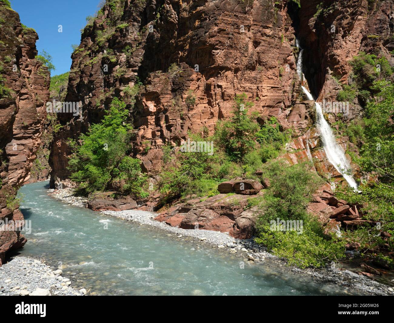 LUFTAUFNAHME von einem 6 m hohen Mast. Der Amen-Wasserfall, der tief in der Daluis-Schlucht in den Var-Fluss mündet. Guillaumes, Alpes-Maritimes, Frankreich. Stockfoto