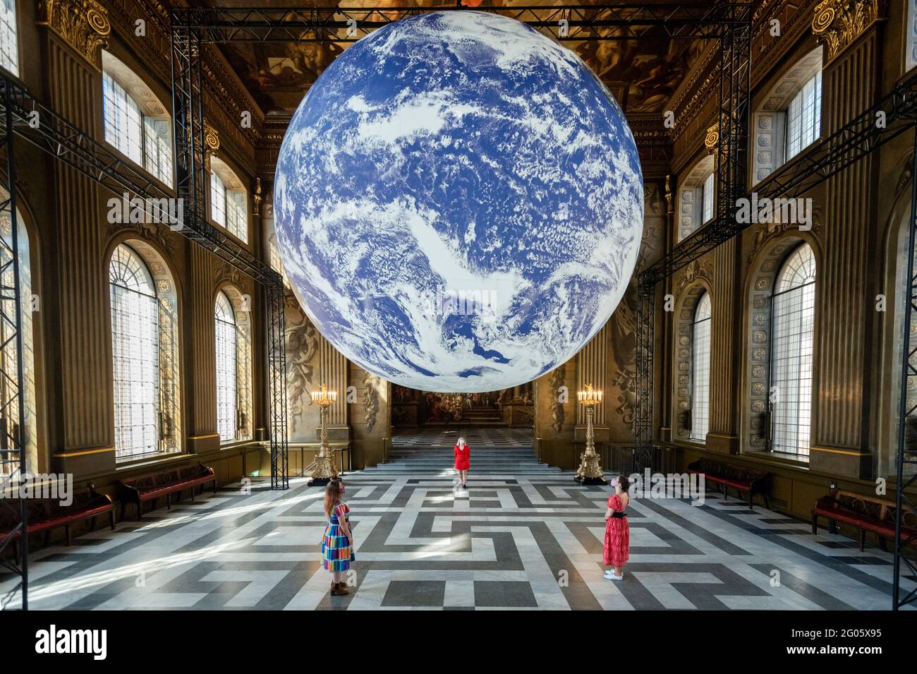London, Großbritannien, 1. Juni 2021. Mitarbeiter sehen die „Gaia“ des Künstlers Luke Jerram, die in der Painted Hall des Old Royal Naval College in Greenwich installiert wurde. Die maßstabsgetreue Nachbildung der Erde dreht sich langsam, um ein Gefühl für den Overview-Effekt zu vermitteln, den Astronauten erleben, wenn sie die Erde aus dem All sehen. Das Werk ist bis zum 1. Juli zu sehen. Kredit: Stephen Chung / Alamy Live Nachrichten Stockfoto