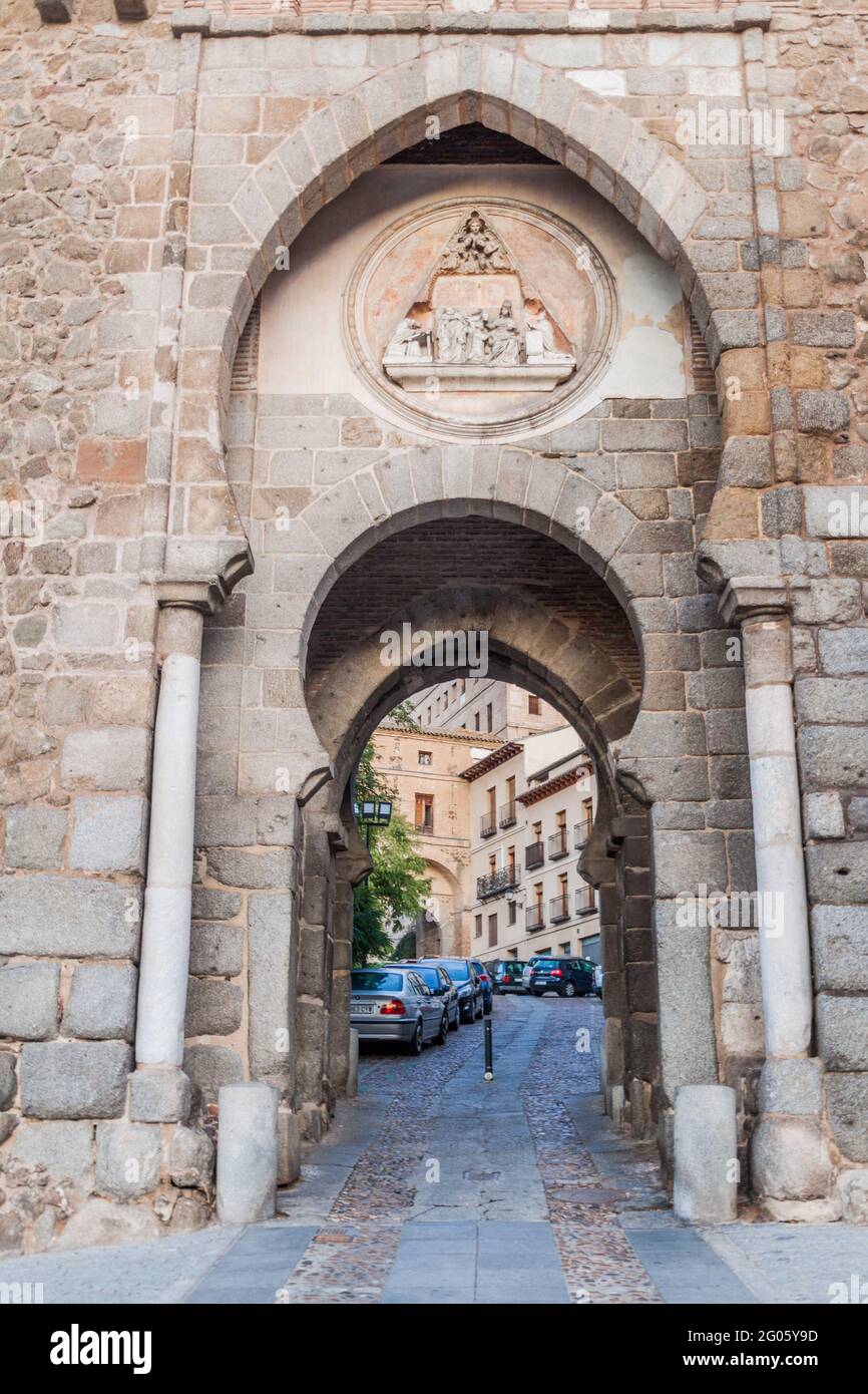 TOLEDO, SPANIEN - 23. OKTOBER 2017:Blick durch das Tor Puerta del Sol in Toledo, Spanien Stockfoto