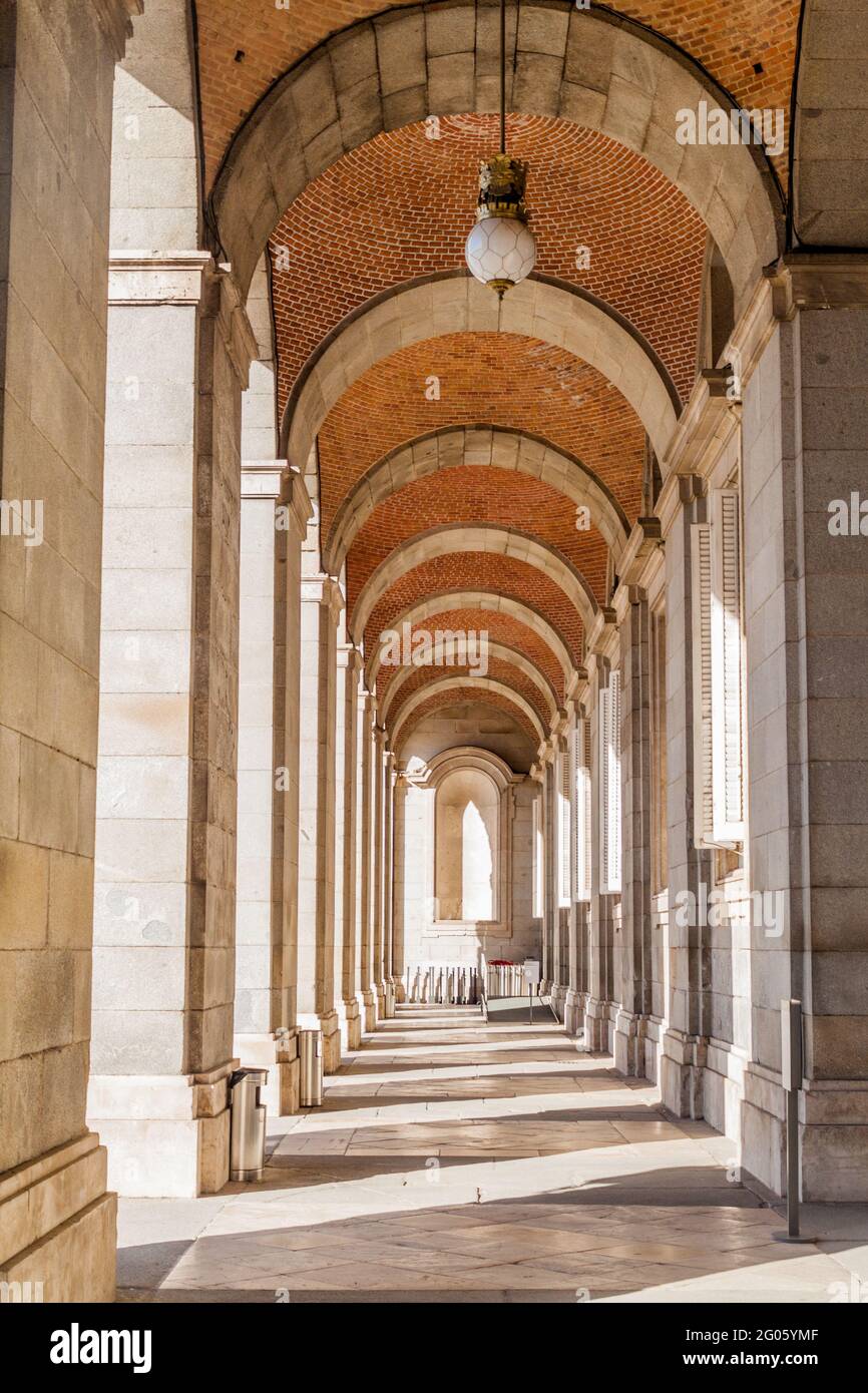 Torbogen des Königspalastes in Madrid, Spanien Stockfoto