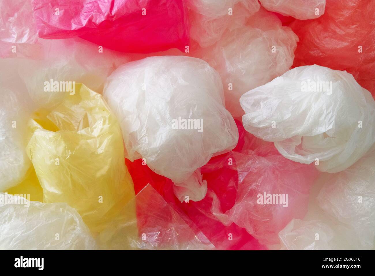 Farbige Plastiktüten. Separat gesammelte Plastikbeutel werden recycelt. Umweltschutzkonzept Ökologie. Textur. Stockfoto