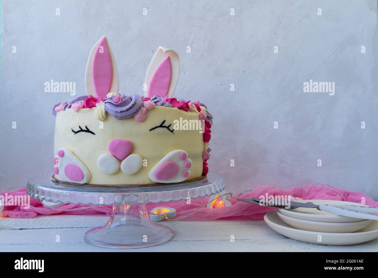 Trendige Kuchen zu Ostern oder Geburtstag. Leere Grußkarte. Fröhlicher Hase mit Schnauze und Ohren. Osterkuchen. Kinderurlaub. Speicherplatz kopieren Stockfoto