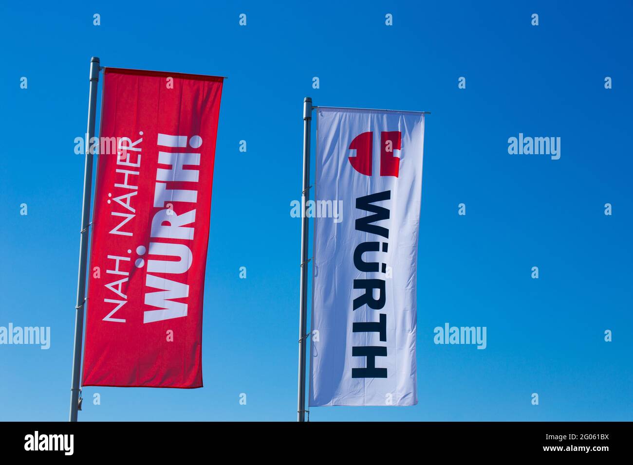 Fahnen der Würth-Gesellschaft vor blauem Himmel Stockfoto