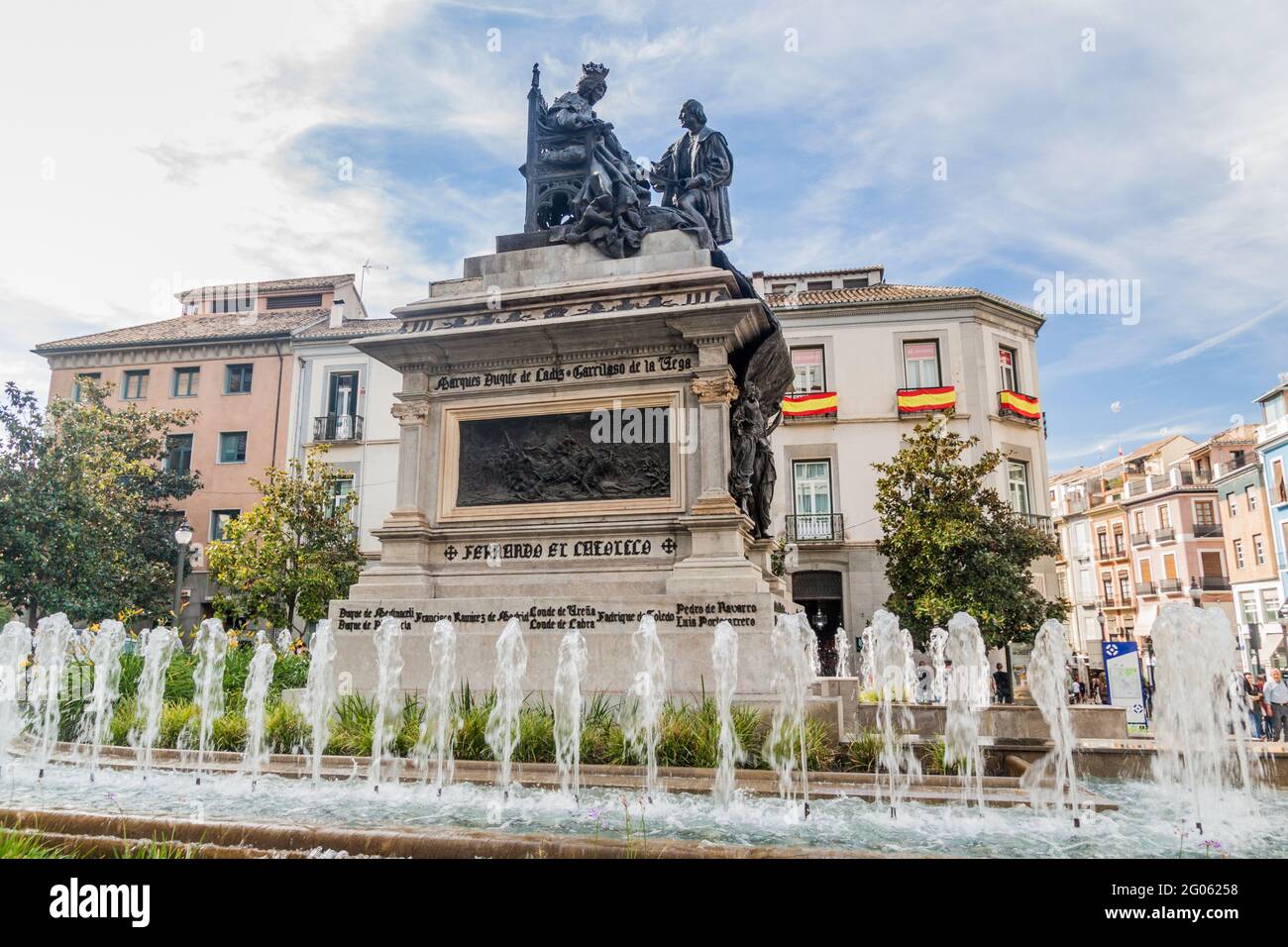 GRANADA, SPANIEN - 3. NOVEMBER 2017: Skulptur der Königin Isabella mit Christoph Kolumbus in Granada. Stockfoto