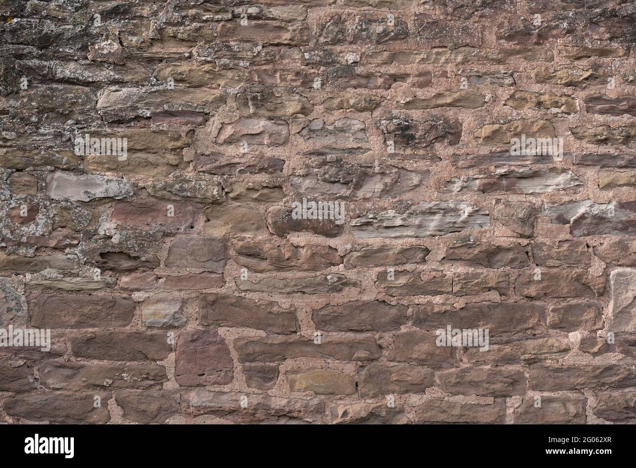 Englisches Haus mit Steinmauern Stockfoto