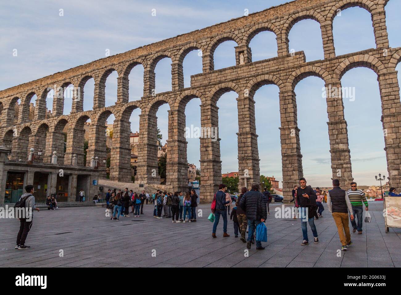 SEGOVIA, SPANIEN - 20. OKTOBER 2017: Blick auf das römische Aquädukt in Segovia, Spanien Stockfoto