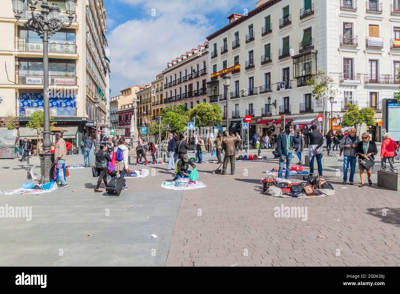 MADRID, SPANIEN - 21. OKTOBER 2017: Verschiedene Straßenverkäufer im Zentrum von Madrid Stockfoto