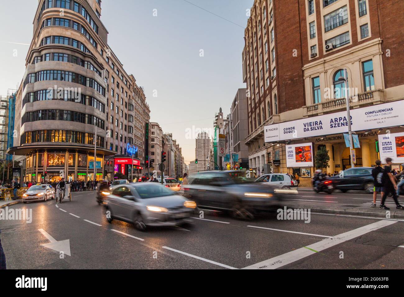 MADRID, SPANIEN - 21. OKTOBER 2017: Calle Gran Via und Carrion Building in Madrid. Stockfoto