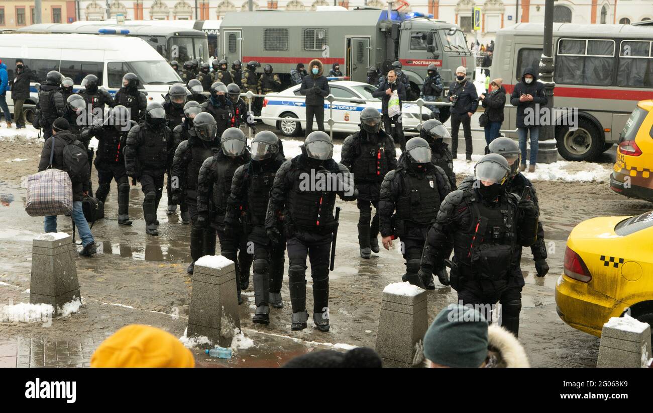 Moskau, Russland - 31. Januar 2021, Riot Polizei mit schwerem Gang auf Komsomolskaya Platz während Protestkundgebungen für freie Aleksey Nawalny Stockfoto