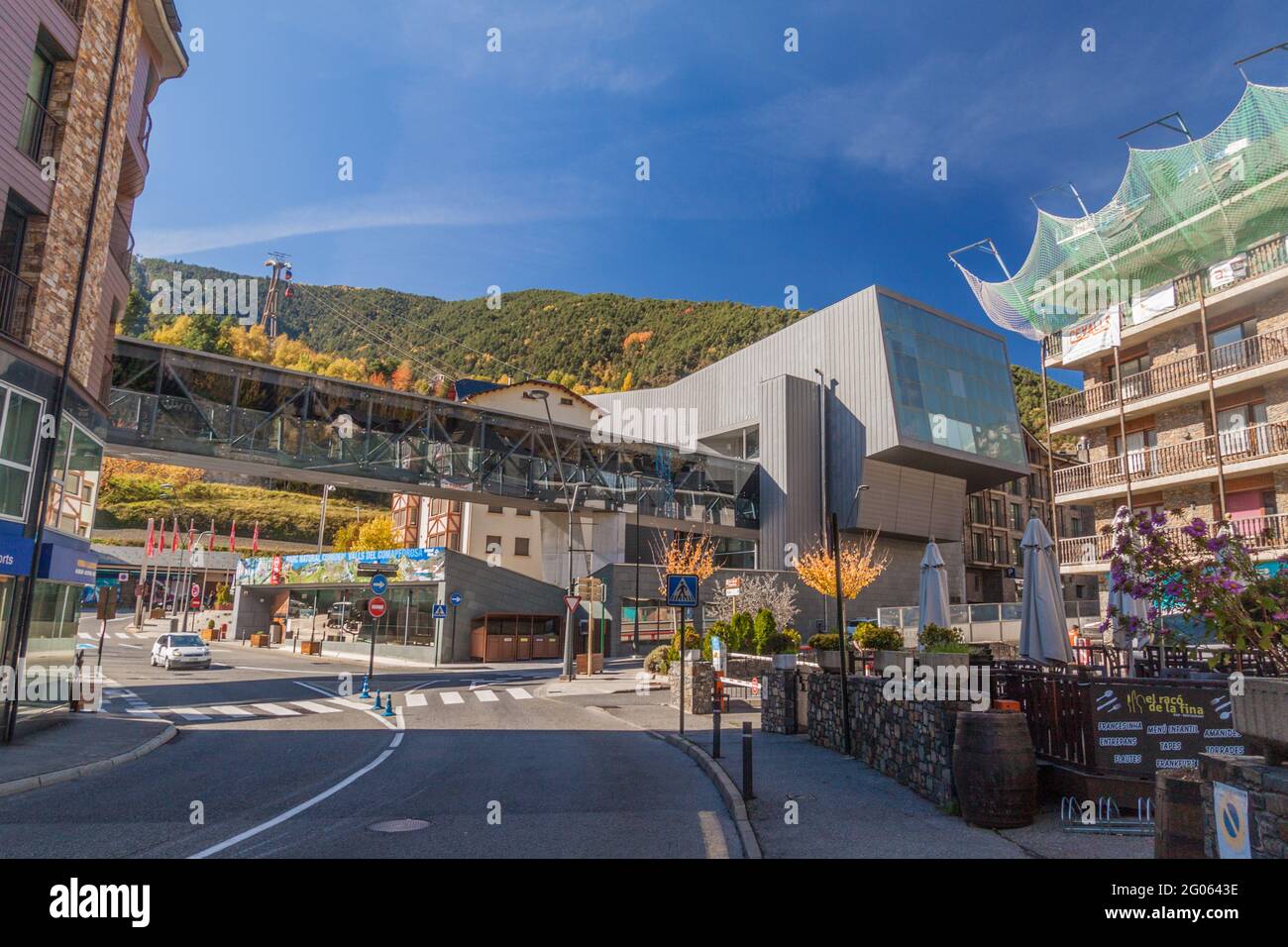 LA MASSANA, ANDORRA - 26. OKTOBER 2017: Blick auf das Dorfzentrum von La Massana. Stockfoto