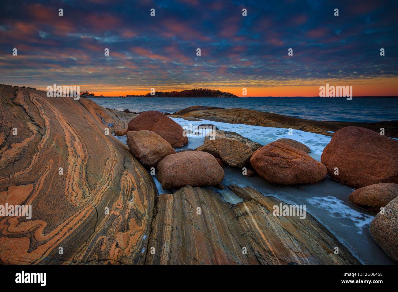 Wintermorgen mit schönen Felsformationen und bunten Himmel am Oslofjord am Larkollen in Rygge, Østfold, Norwegen, Skandinavien. Stockfoto