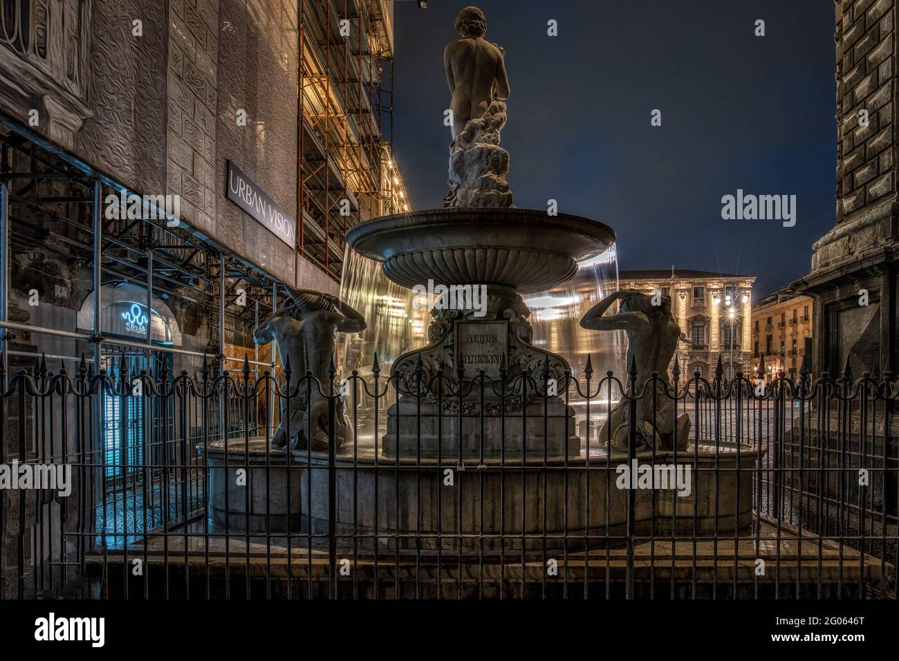 Amenano Brunnen namens acqua linzolu befindet sich auf der Südseite der Piazza del Duomo und vor dem Palazzo degli Elefanti Palast, Catania, S Stockfoto