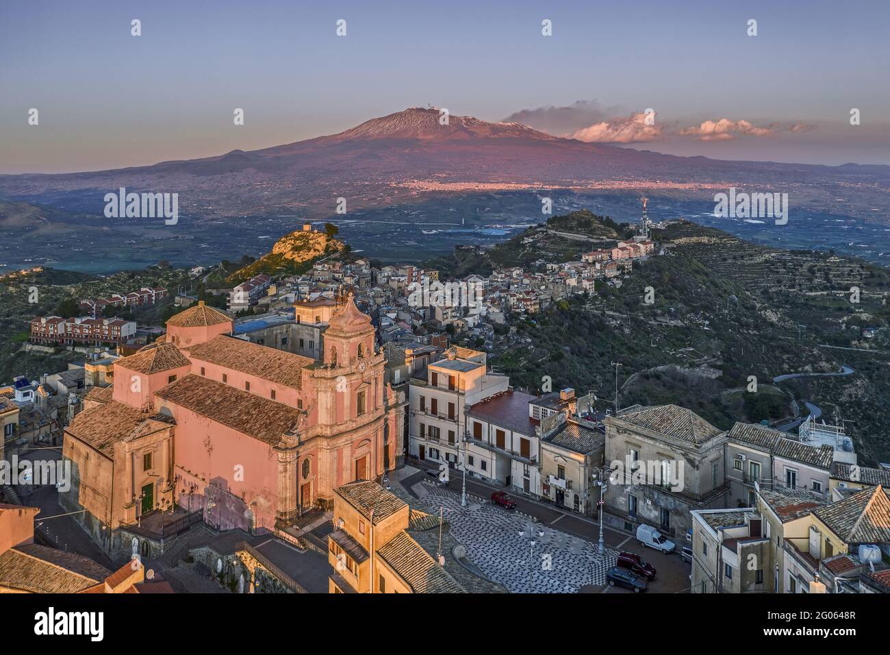 Stadtbild von Centuripe und im Hintergrund der ausbrechende Vulkan Ätna, Sizilien, Italien, Europa Stockfoto