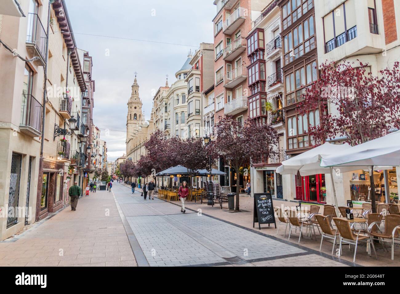 LOGRONO, SPANIEN - 30. OKTOBER 2017: Fußgängerzone Calle Portales im Zentrum von Logrono. Stockfoto