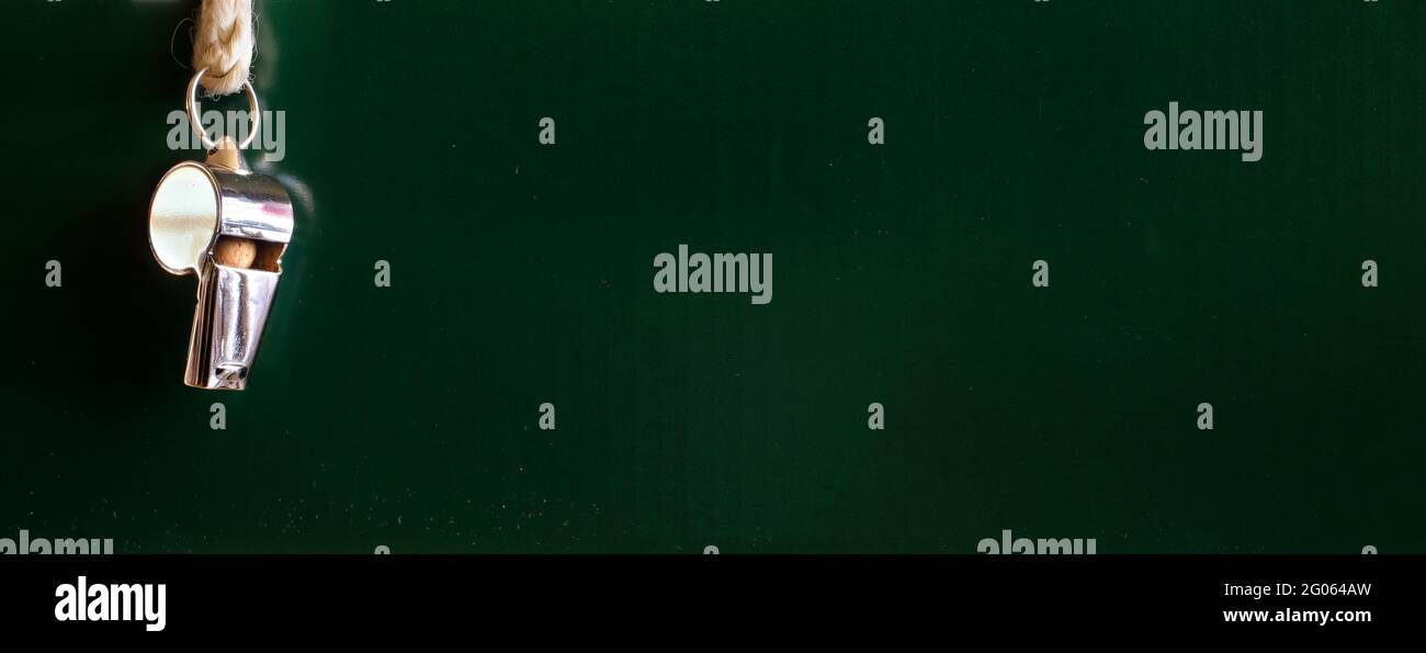 Pfeife eines Fußballtrainers oder Schiedsrichters, kostenloser Kopierplatz, tolles Fußballevent in diesem Jahr, Panorama Stockfoto