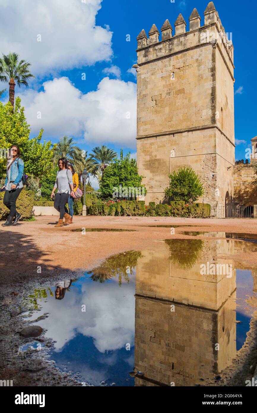 CORDOBA, SPANIEN - 5. NOVEMBER 2017: Besucher besuchen Alcazar de los Reyes Cristianos in Cordoba. Stockfoto