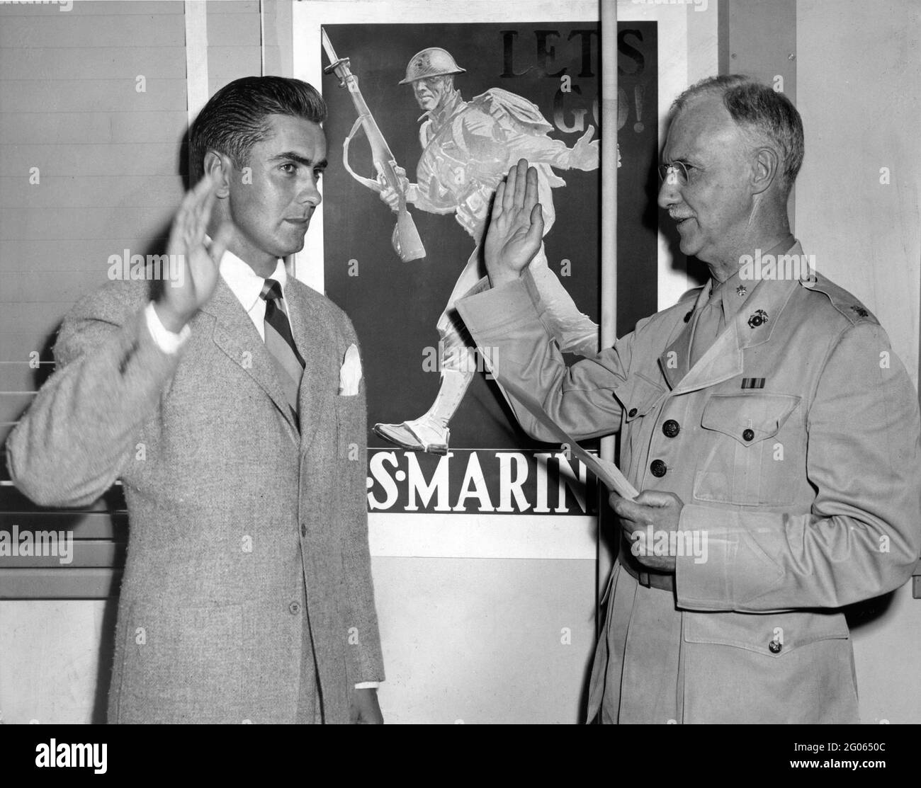 Die MACHT des Filmstars TYRONE wird am 24. August 1942 von Major WILLIAM A. HOWARD USMC, Offizier des US Marine Corps Recruiting Headquarters, als Privatperson in den Vereinigten Staaten vereidigt Stockfoto