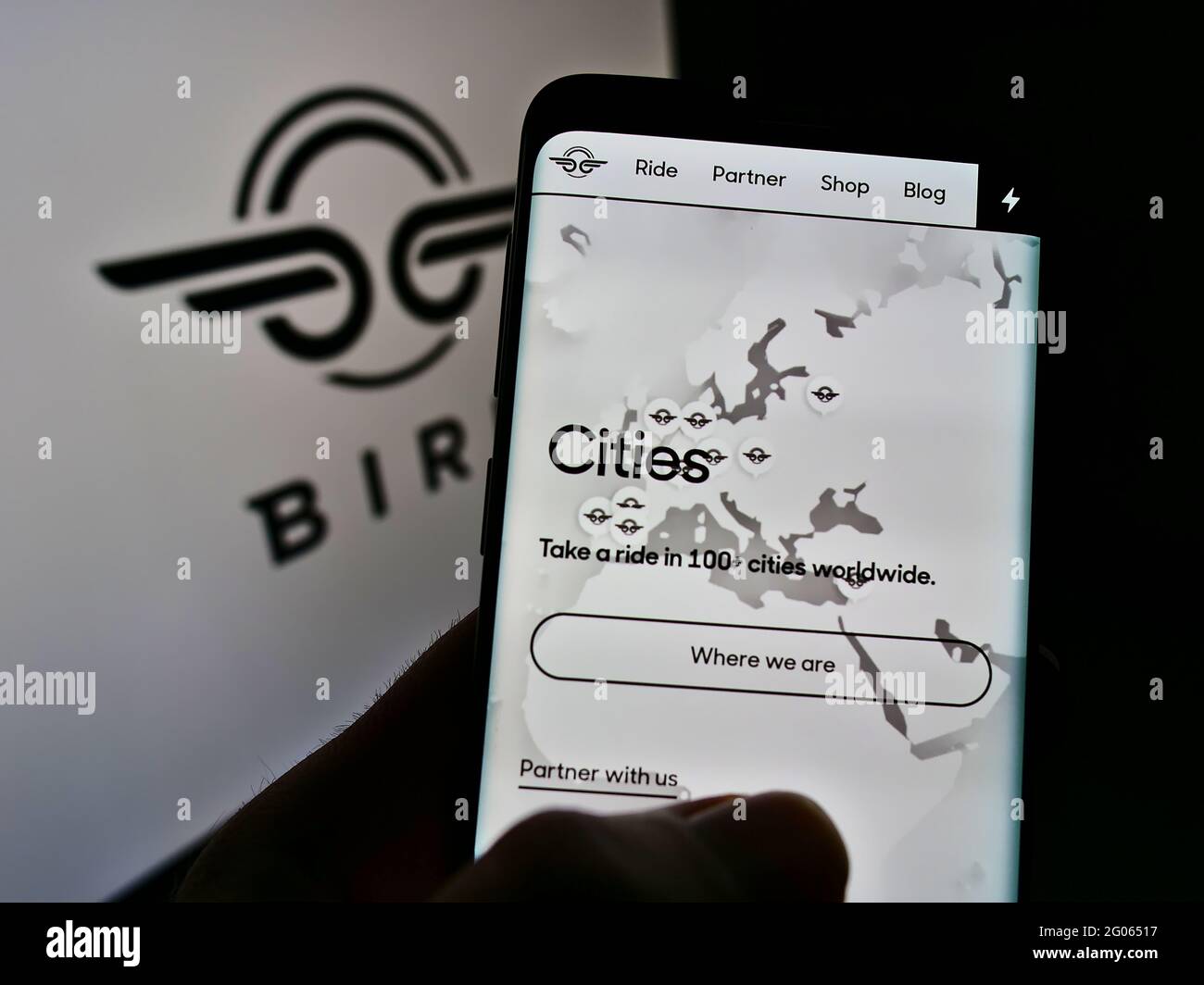 Person, die Smartphone mit Webseite der US-Elektroroller-Firma Bird Rides Inc. Auf dem Bildschirm vor dem Logo hält. Konzentrieren Sie sich auf die Mitte des Telefondisplays. Stockfoto