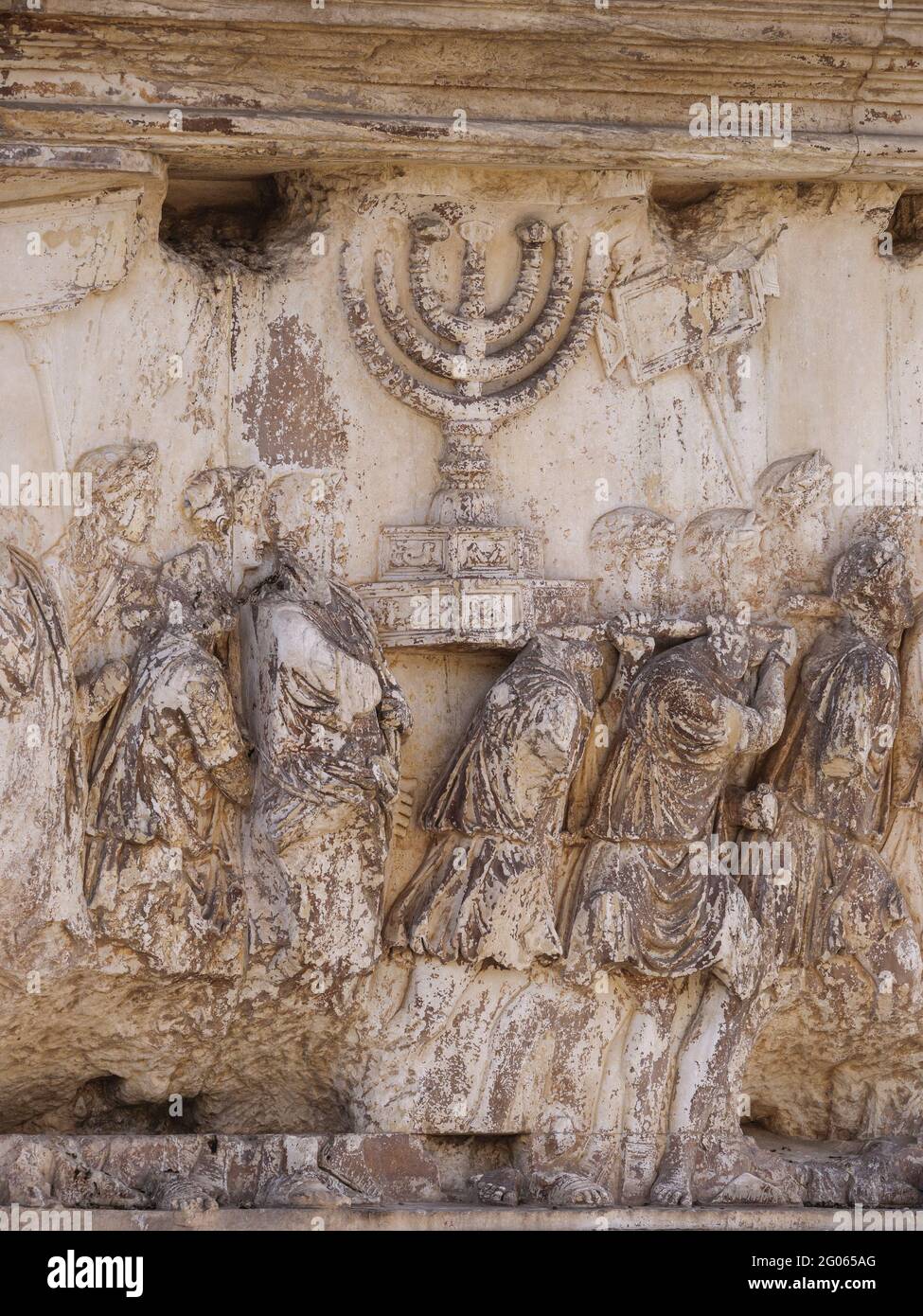 Rom. Italien. Der Titusbogen (Arco di Tito) 1. Jh. n. Chr., Detail der Reliefs, die die Menora und andere Beute aus dem jüdischen heiligen Tempel in Jer zeigen Stockfoto