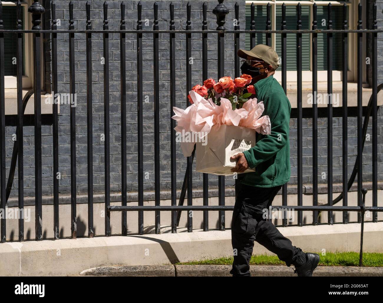 London, Großbritannien. Juni 2021. Blumen kommen nach der Hochzeit von Boris Johnson, MP Premierminister, in der Downing Street 10 an Kredit: Ian Davidson/Alamy Live News Stockfoto