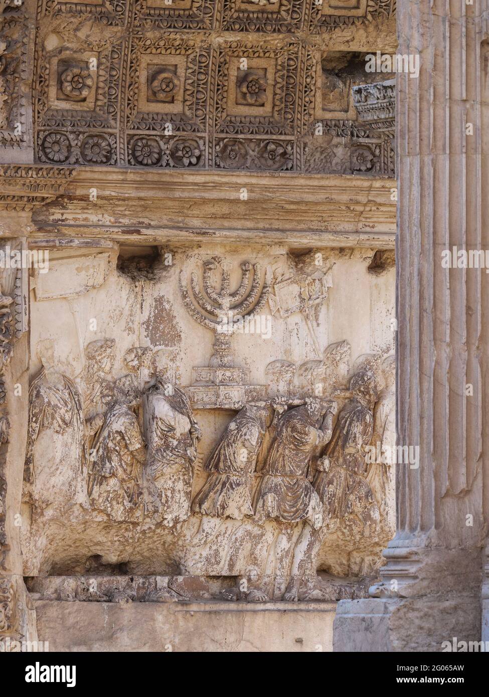 Rom. Italien. Der Titusbogen (Arco di Tito) 1. Jh. n. Chr., Detail der Reliefs, die die Menora und andere Beute aus dem jüdischen heiligen Tempel in Jer zeigen Stockfoto