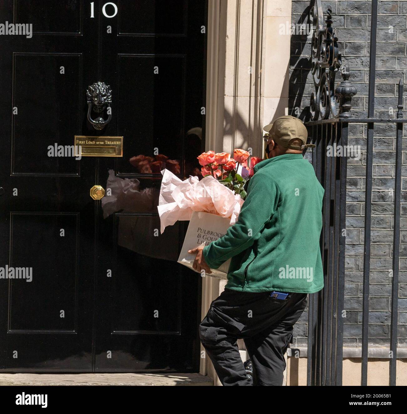 London, Großbritannien. Juni 2021. Blumen kommen nach der Hochzeit von Boris Johnson, MP Premierminister, in der Downing Street 10 an Kredit: Ian Davidson/Alamy Live News Stockfoto