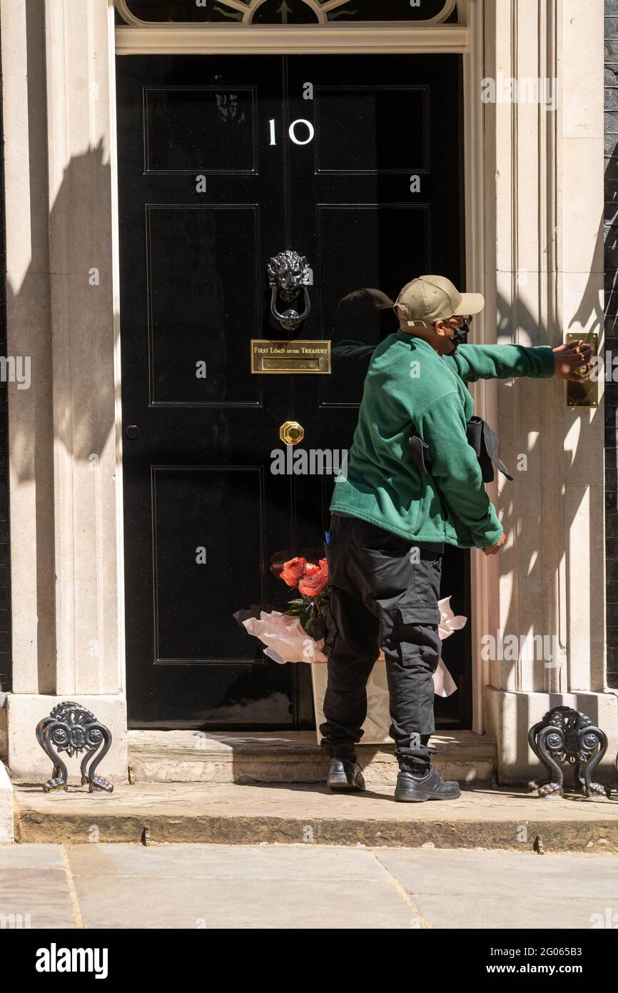 London, Großbritannien. Juni 2021. Blumen kommen nach der Hochzeit von Boris Johnson, MP Premierminister, in der Downing Street 10 an Kredit: Ian Davidson/Alamy Live News Stockfoto