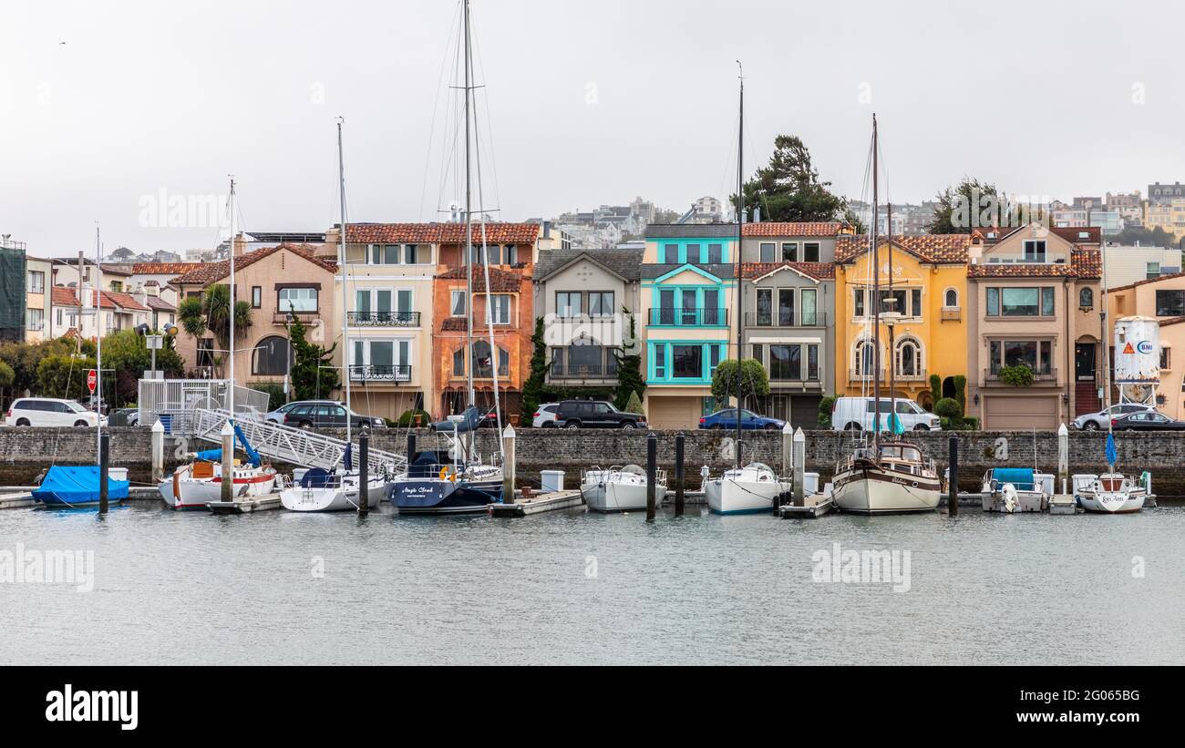 San Francisco, California, USA - 28. September 2019 : farbenfrohes Gebäude am Marina Boulevard mit Segelbooten am Hafen an bewölkten Tagen, Marina District. Stockfoto